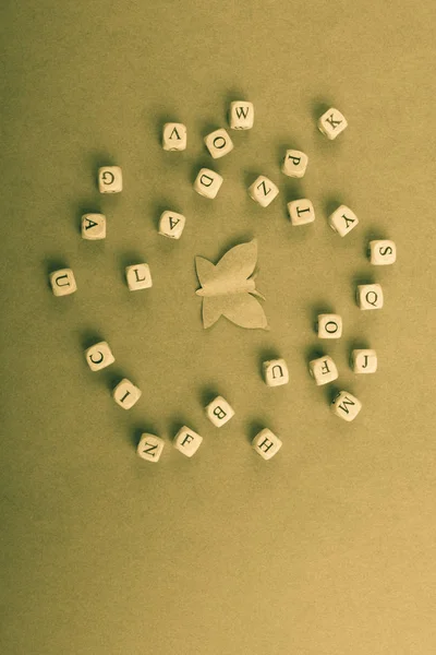 纸蝴蝶周围的木头制成的字母立方体 — 图库照片