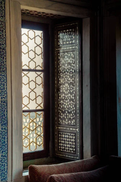Παλιά Αρχιτεκτονική Παραθύρων Από Τους Οθωμανικούς Χρόνους Στην Κωνσταντινούπολη — Φωτογραφία Αρχείου