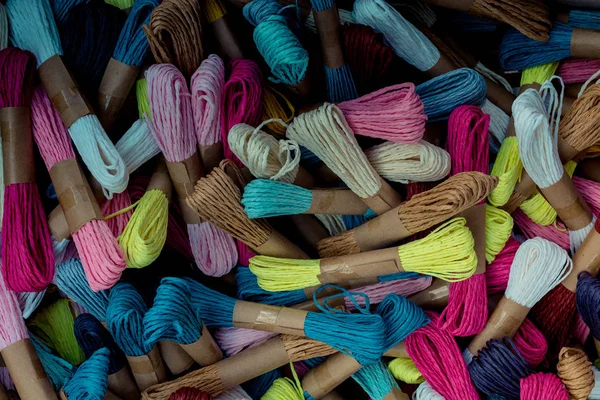 Bundel Kleurrijk Touw Het Zicht Een Marktplaats — Stockfoto