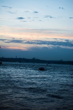 İstanbul 'da kısmen gökyüzünü kaplayan renkli bulutlar