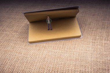 Heykelcik ayakta tuval üzerine bir defter