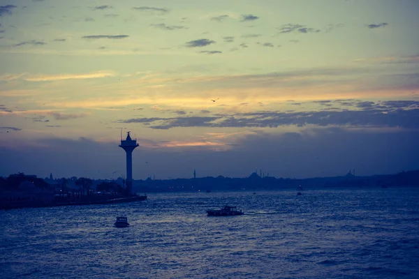 Nubes Coloridas Que Cubren Parcialmente Cielo Estambul — Foto de Stock