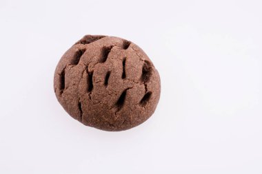 Beyaz zemin üzerinde bir desenli çikolatalı kurabiye