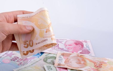 Turksh Lirası banknot beyaz arka plan üzerinde tutan el