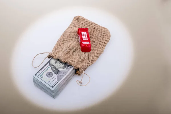 부스와 은행권의 달러를 자루에 — 스톡 사진