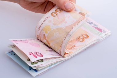 Turksh Lirası banknotlar beyaz arka plan üzerinde tutan el