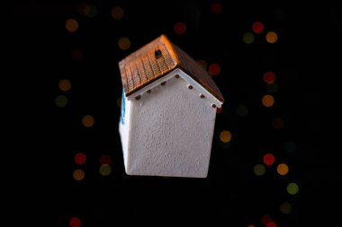 Bokeh ışıklı arka planda küçük bir model ev
