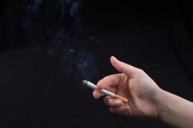 Elin sigara içerken etrafta sigara içiyor.