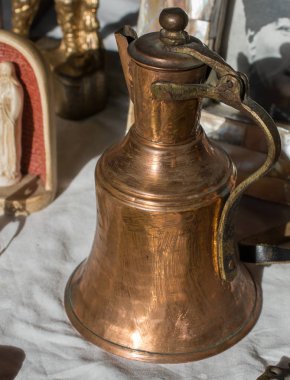 Görünüşte çok eski tarz metal ewer su kavanozu