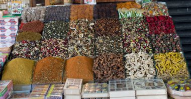 Renkli baharat arka planı olarak baharat ve bitkilerin çeşitliliği