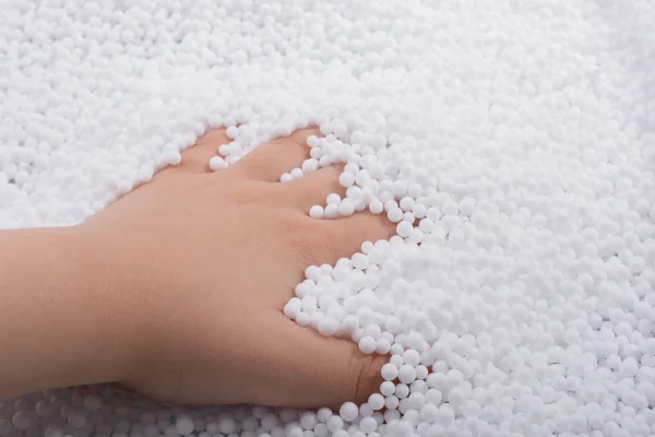 Mano Niño Bolas Espuma Poliestireno Blanco Como Fondo — Foto de Stock