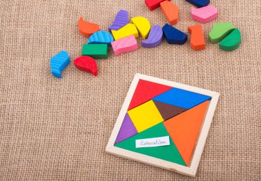 Kare tangram bulmacasının renkli parçaları