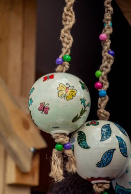 Sokak pazarında hediyelik eşya olarak renkli Türk seramik topları