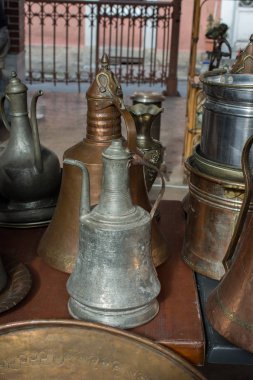 Görünüşte çok eski tarz metal ewer su kavanozu