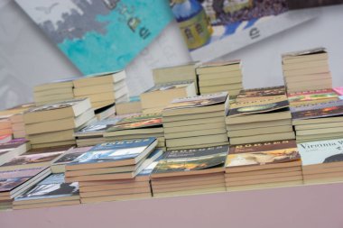 Eğitim ve iş konsepti olarak depolanan kitap yığını