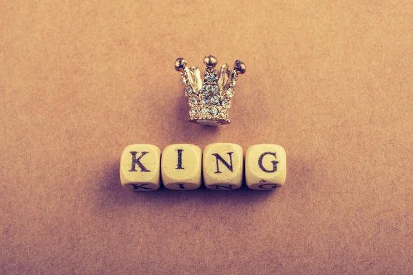 Крихітна Модель Корона Біля Короля Пише Коричневому — стокове фото