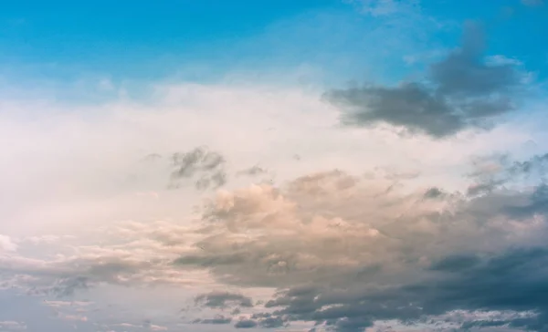 Grey color clouds partly cover the sky in the daytime