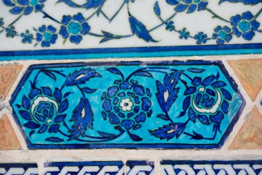 Osmanlı zamanının çiçek desenli örneği