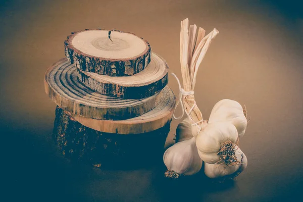 Tahta bir dokuda karanfil sarımsak görünüyor.