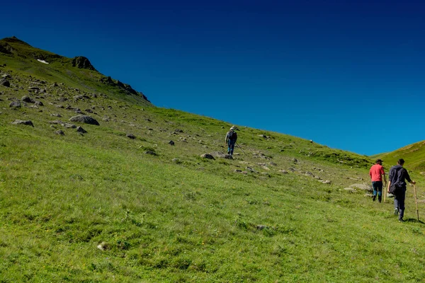 Excursionistas Con Mochilas Bastones Trekking Caminando Tierras Altas Turcas —  Fotos de Stock