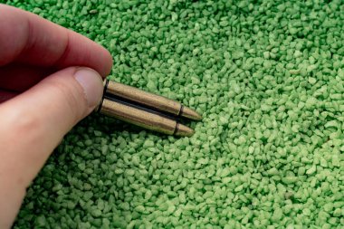 Savaşa karşı kavramsal fotoğrafçılık olarak elimdeki kurşun.