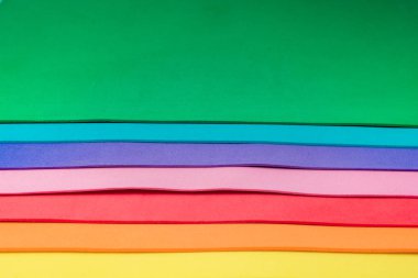 Geometrik renk örtüşmesindeki malzeme tasarımı renkli katmanlar