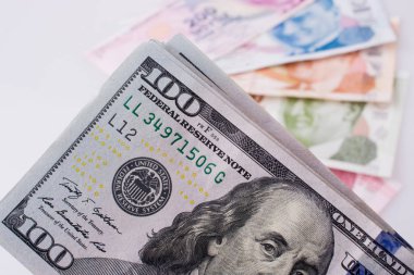 Amerikan Doları banknot ve Turksh Lirası banknot beyaz arka plan üzerinde yan yana