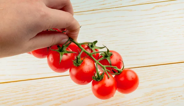 一束红色成熟可口的樱桃西红柿在手里 — 图库照片
