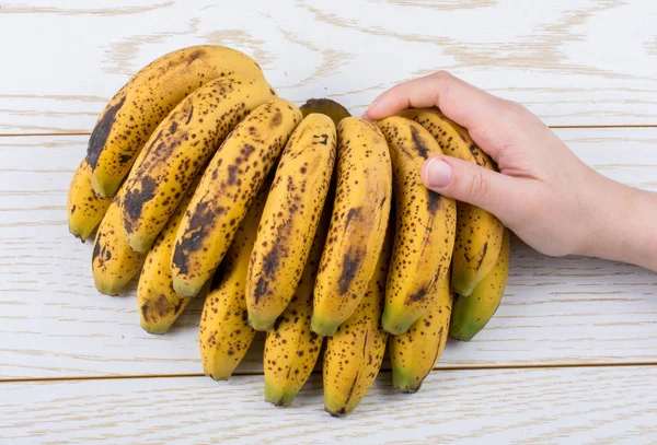 텍스처 주근깨가 바나나 다발을 손으로 — 스톡 사진