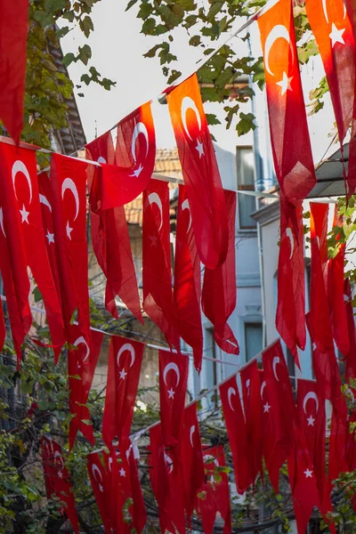 土耳其国旗悬挂在大街上一根绳子上的杆子上 — 图库照片