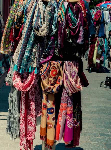 いくつかの刺繍とトルコの伝統的な女性のスカーフ — ストック写真