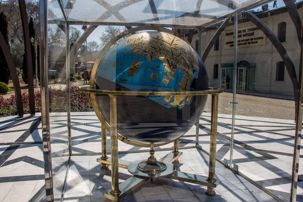 Petit Globe Modèle Métal Dans Jardin — Photo