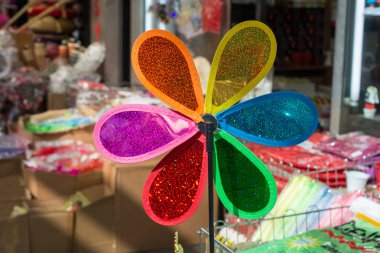 Gökkuşağı renkli fırıldak indirimde