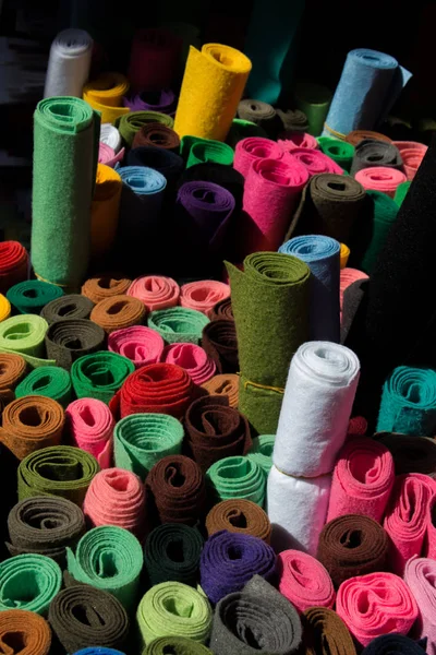 Десятки Разноцветных Рулонов Ткани Виде — стоковое фото