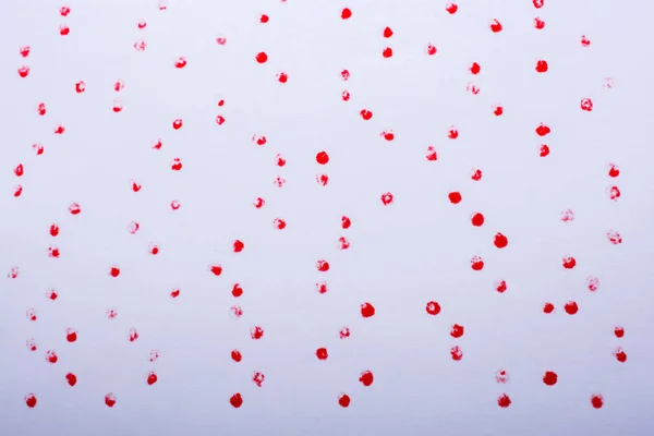 ディスプレイ上の白い背景に赤いペンキの点 — ストック写真