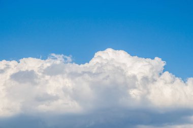 Koyu ve gri bulutlar gökyüzünde