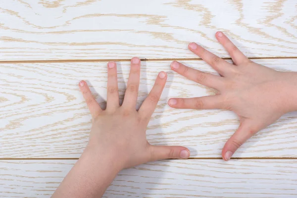 Manos Haciendo Gesto Sobre Fondo Madera — Foto de Stock