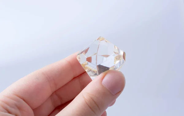 Mano Sosteniendo Diamante Transparente Sobre Fondo Blanco — Foto de Stock