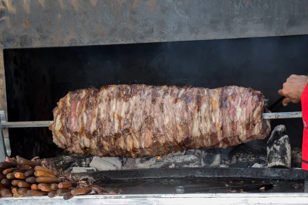 Türk Cag Kebabı Sergilenirken Ateşte Pişiyor — Stok fotoğraf