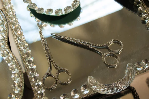 Tesoura Metal Com Diamantes Espelho — Fotografia de Stock