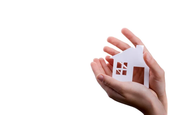 Hand Met Een Geïsoleerde Papier Huis Met Een Witte Achtergrond — Stockfoto