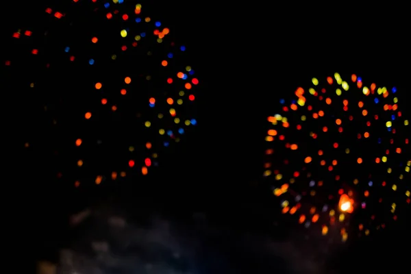 暗い夜のお祭り色花火背景 — ストック写真