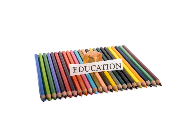 Farbstifte Mit Bildungshinweis Auf Weißem Hintergrund — Stockfoto