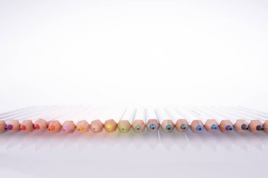 Beyaz arkaplanda çeşitli renk kalemleri