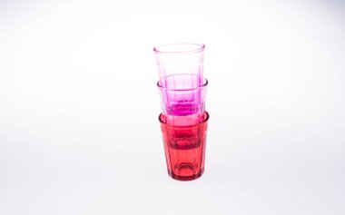 Beyaz arka planda renkli içki bardakları