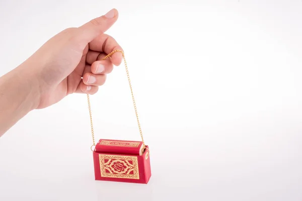 Mano Sosteniendo Sagrado Corán Sobre Fondo Blanco — Foto de Stock