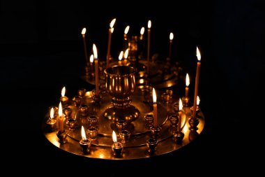 Bir kilise koyu arka plan üzerinde yanan mumlar