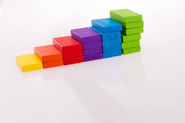 multi renk domino merdiven beyaz arka plan üzerinde şekillendirme