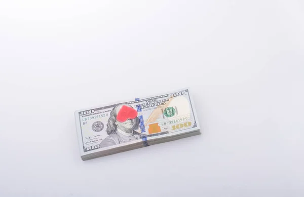 红心和钞票捆扎的美元 — 图库照片