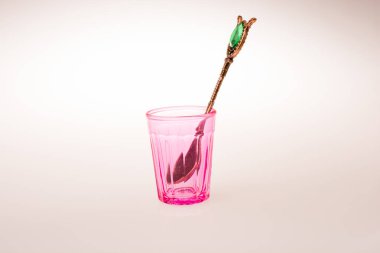 Kırmızı renk bardak içme